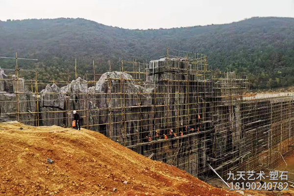 假山后面要實(shí)體墻嗎？